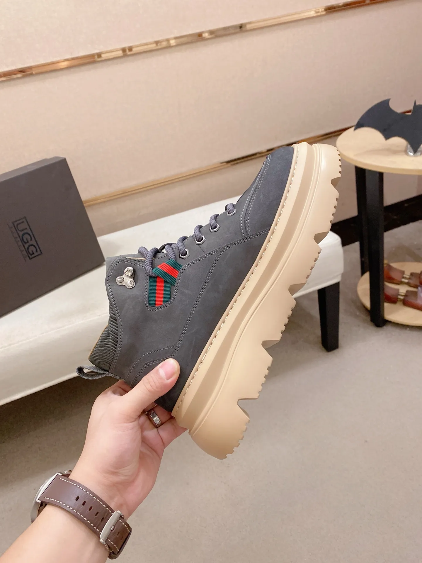 Factory price: 700💰New UGG fur-integrated men's simple and fashionable snow shoes. The most worth buying at the end of this year are warm casual shoes. Whether you are out and about at home, their comfortable and warm performance will be your most suitable fashion companion! The material is cowhide upper and imported wool is used inside. Two layers of cowhide for warmth and comfort! The eva+ rubber patch outsole is cushioned, non-slip and wear-resistant, and has good elasticity. It is light and wear-resistant, comfortable and soft, and the new simple cut is more fashionable. It has both practicality and fashion sense, so you no longer have to worry about how to match it in winter, while still maintaining your fashionable taste. High-quality genuine wool produced in Dongguan. The material depends on the details! Size: 39-40-41-42-43-44-45 sneaker size